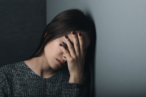 Young-woman-holding-head-after-TBI