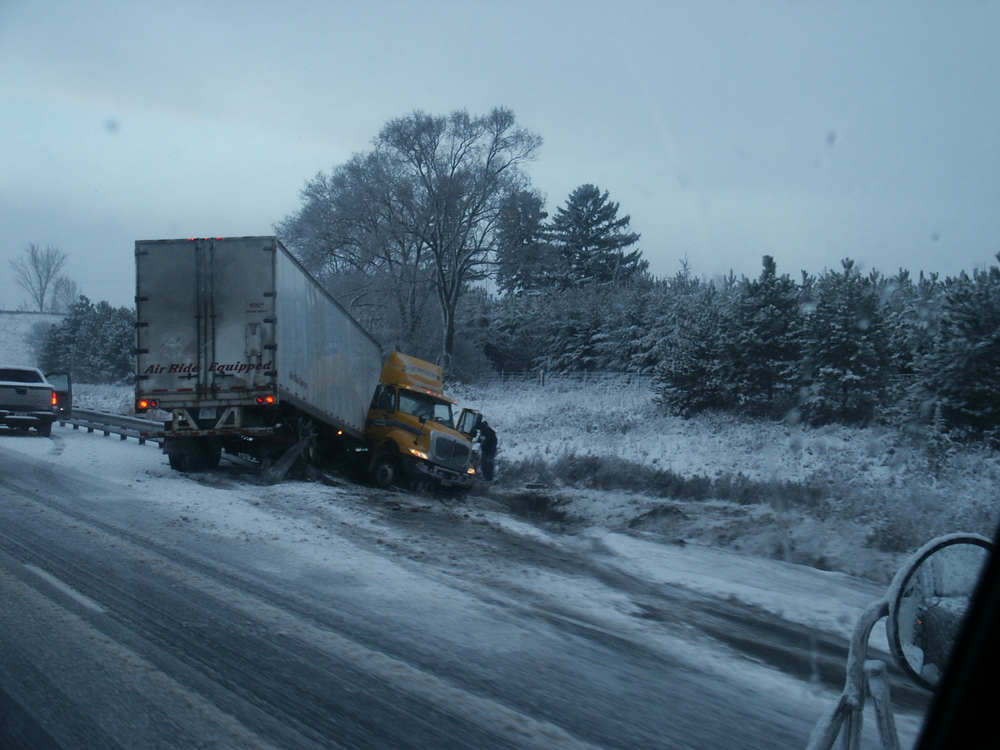 truck jackknife accident in missouri