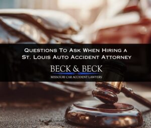 Judge’s gavel in front of damaged vehicles, illustrating questions to ask a St. Louis car accident attorney at Beck & Beck Missouri Car Accident Lawyers.